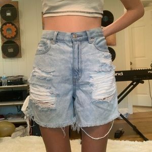 AE Ripped Denim Baggy Mom Shorts Light Wash